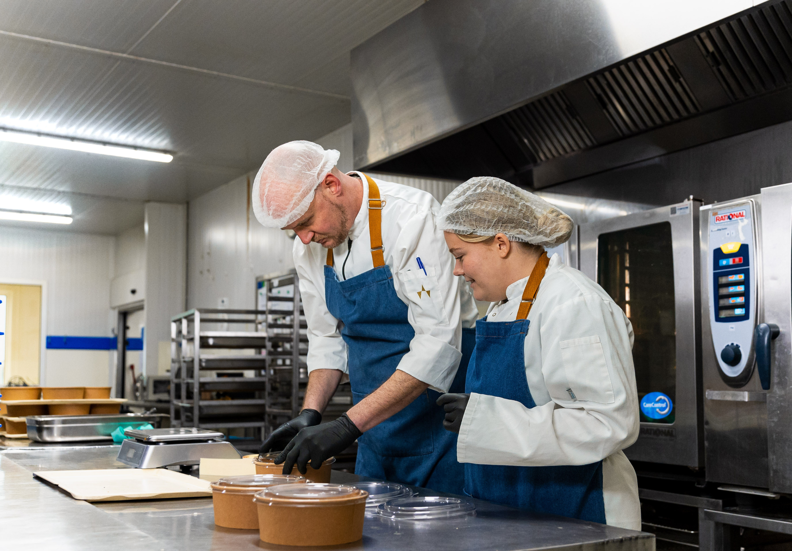 Keuken personeel verse maaltijden aan het bereiden